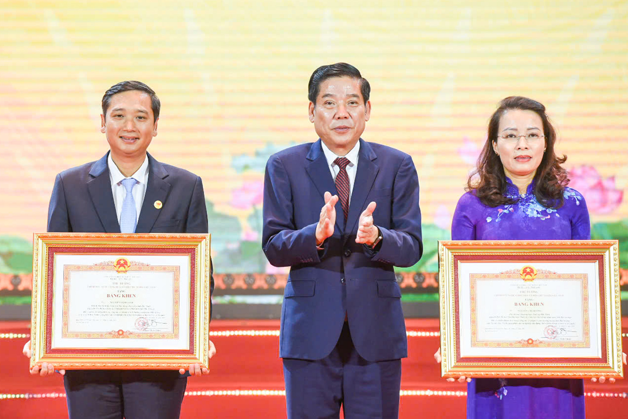 Bắc Ninh phát động thi đua yêu nước, hướng tới thành phố trực thuộc Trung ương - Ảnh 3. Bắc Ninh phát động thi đua yêu nước, hướng tới thành phố trực thuộc Trung ương - Ảnh 4.