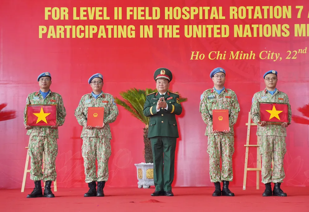 Thượng tướng Hoàng Xuân Chiến, Thứ trưởng Bộ Quốc phòng, trao Quyết định của Chủ tịch nước về việc cử Bệnh viện Dã chiến cấp 2 số 7 và Đội Công binh số 4 đi thực hiện nhiệm vụ. gin-giu-hoa-binh (7).jpg