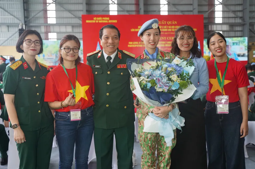 Bác sĩ Trần Quốc Việt, Giám đốc Bệnh viện Quân y 175 (thứ 3 từ trái sang), cùng thân nhân tiễn các chiến sĩ mũ nồi xanh đi làm nhiệm vụ. gin-giu-hoa-binh (14).jpg