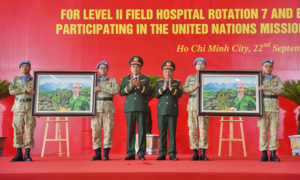 Đại diện lãnh đạo Bộ Tổng tham mưu Quân đội nhân dân Việt Nam và Cục Gìn giữ hòa bình Việt Nam trao quà cho đại diện Bệnh viện Dã chiến cấp 2 số 7 và Đội Công binh số 4. gin-giu-hoa-binh (8).jpg