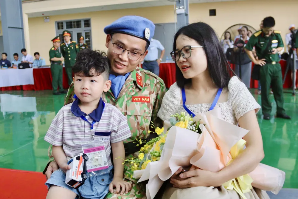 Gia đình luôn ủng hộ, động viên các cán bộ, chiến sĩ yên tâm làm nhiệm vụ quốc tế. gin-giu-hoa-binh.jpg