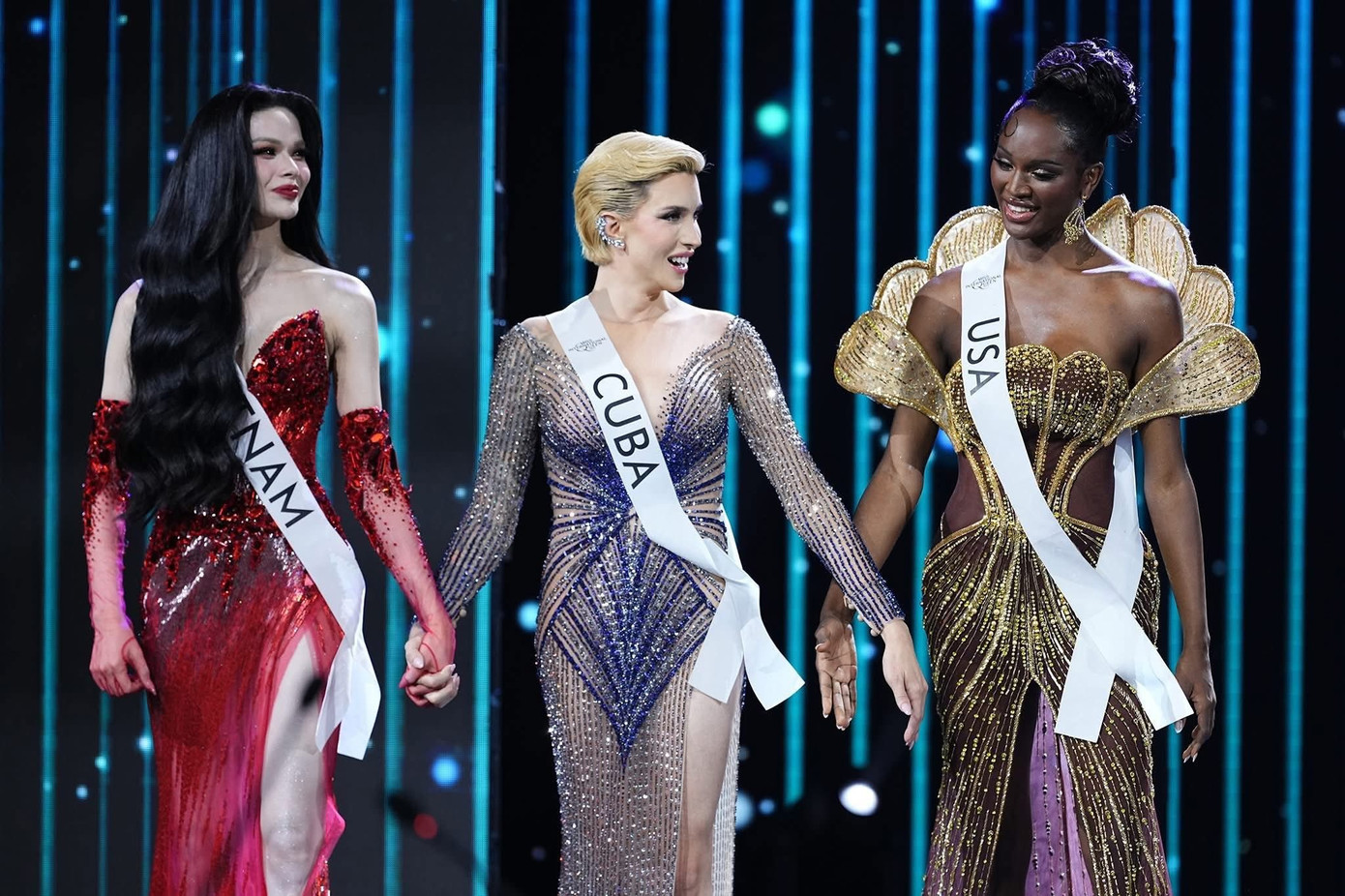 Á hậu tố bị Hoa hậu, Á hậu 2 bắt nạt ngay lúc đăng quang - Ảnh 2.