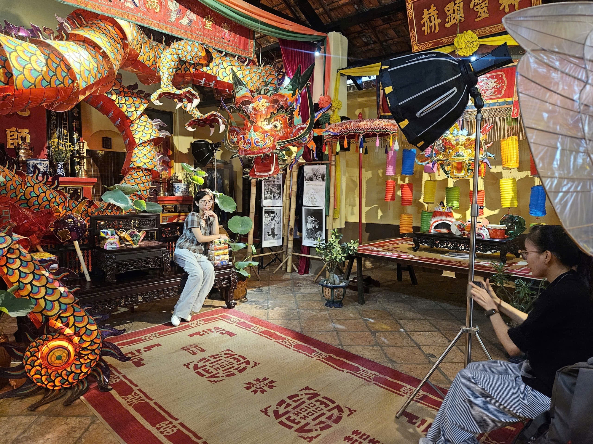 Ngỡ ngàng ngắm nhìn 50 chiếc lồng đèn cổ "hồi sinh" trong ngôi đình trăm tuổi ở TP.HCM- Ảnh 6.