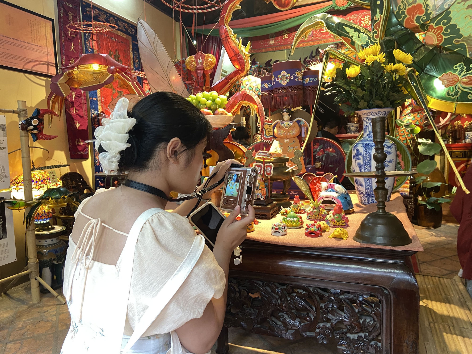 Ngỡ ngàng ngắm nhìn 50 chiếc lồng đèn cổ "hồi sinh" trong ngôi đình trăm tuổi ở TP.HCM- Ảnh 8.