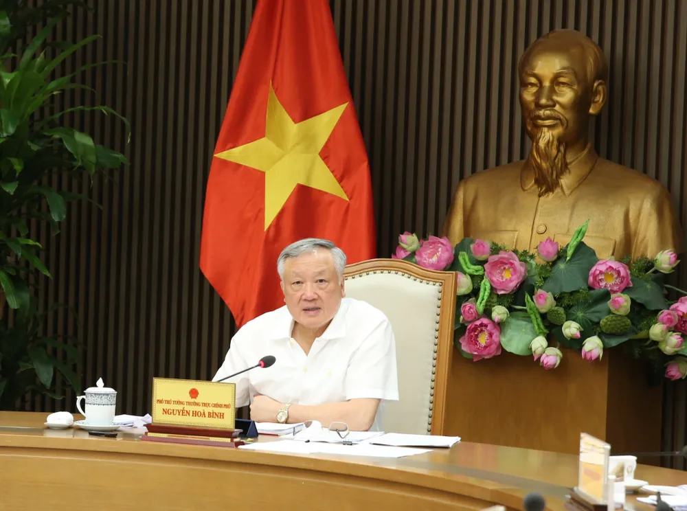 "Các quy định pháp luật mới được ban hành đã tháo gỡ được những vấn đề bất hợp lý trước đây", Phó Thủ tướng Thường trực nói. Ảnh: VGP nxt8553-1758532118599382465540.jpg