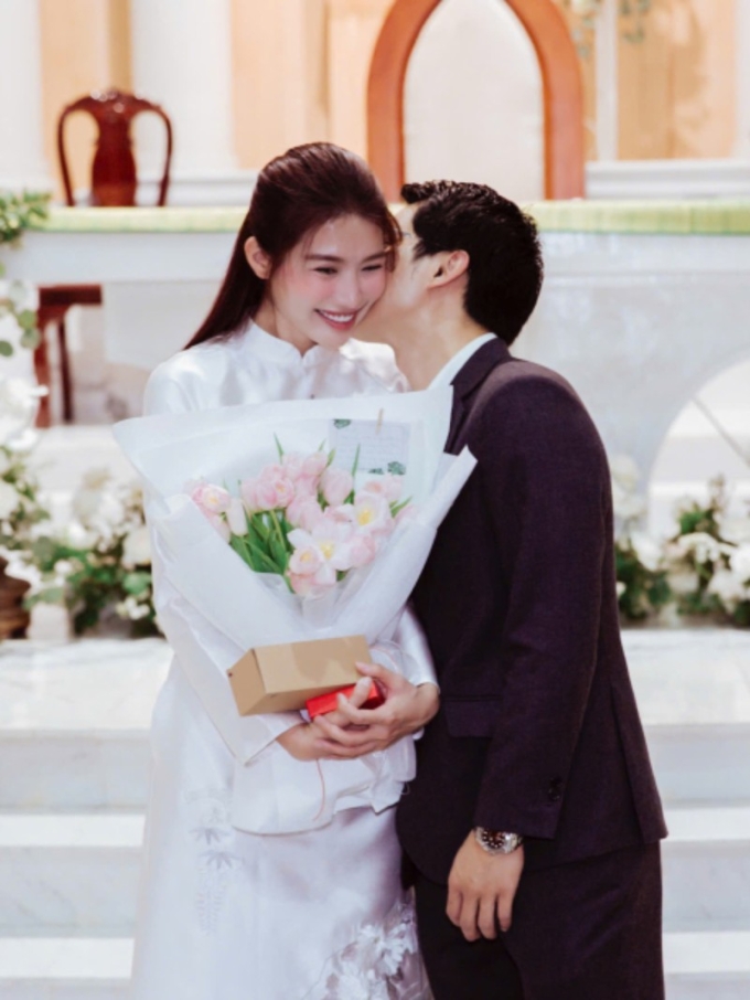 Á hậu Quỳnh Châu tiết lộ khoảnh khắc bạn trai CEO cầu hôn 3 Quỳnh Châu và Phát Nguyễn làm lễ rửa tội tại nhà thờ.