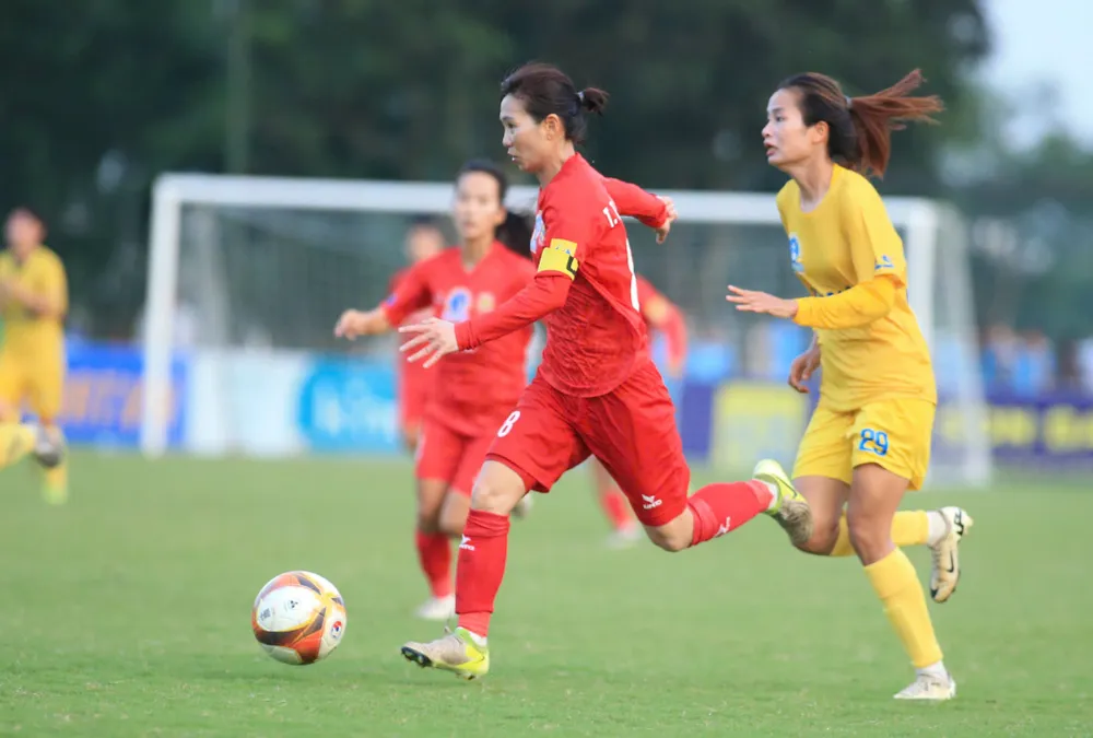 Thùy Trang (đỏ) luôn là "chốt chặn" không thể thiếu của TP.HCM 1. chung-ket-luot-di-3.jpg