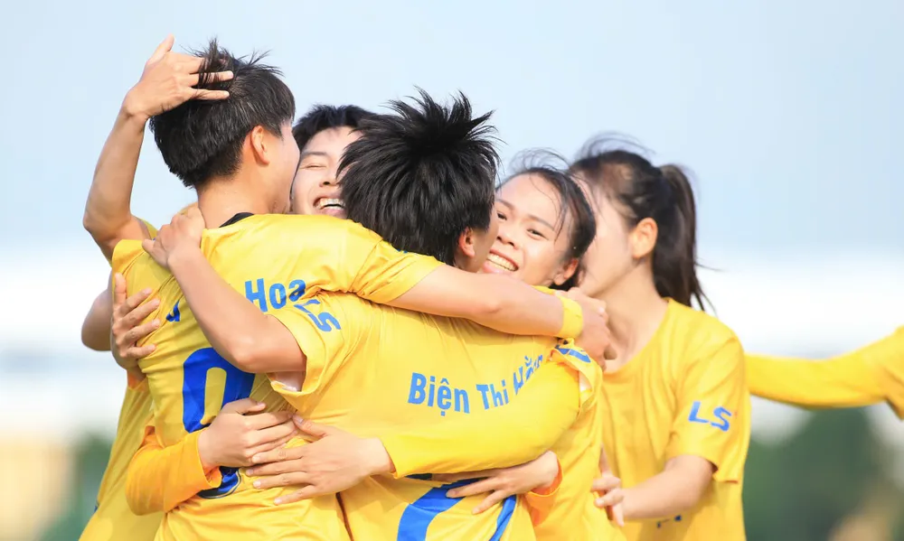 Các cầu thủ Hà Nội tạm dẫn đầu sau giai đoạn lượt đi. chung-ket-luot-di-2.jpg