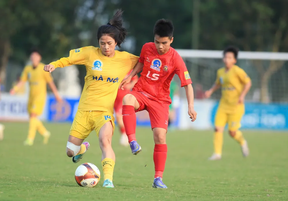 Tuyển thủ Thanh Nhã (vàng) chung kết lượt đi