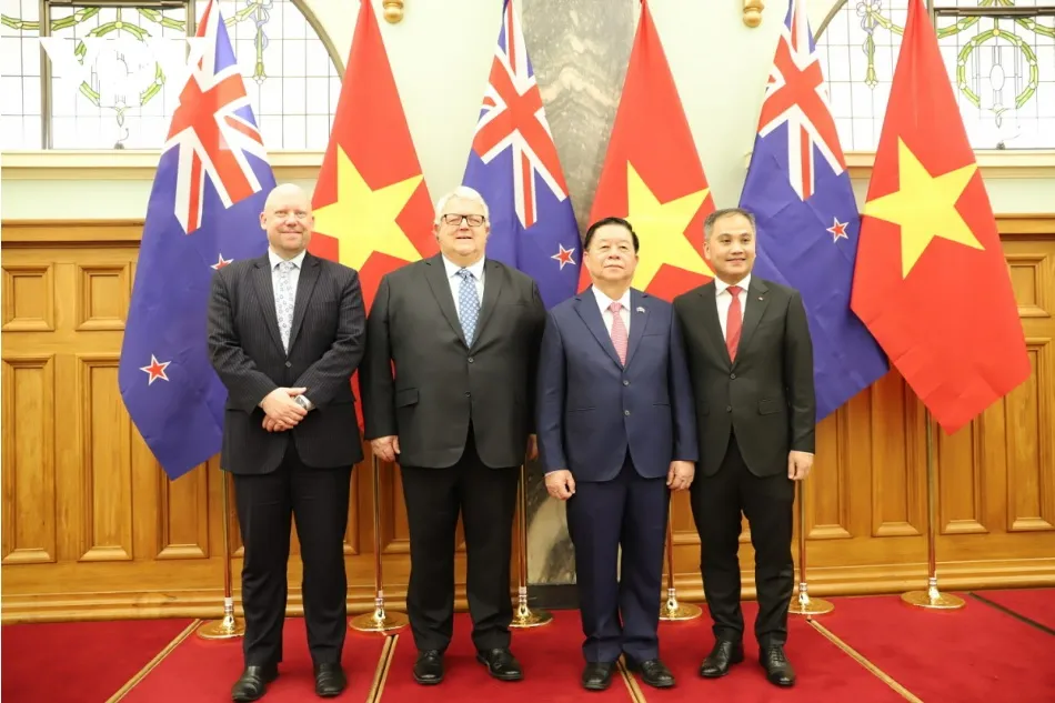 Từ phải qua: Đại sứ Phan Minh Giang, Trưởng ban Tuyên giáo và Dân vận Trung ương Nguyễn Trọng Nghĩa, Chủ tịch Quốc hội New Zealand Gerry Brownlee, đại diện Bộ Ngoại giao New Zealand chụp ảnh lưu niệm tại lễ kỷ niệm 80 Quốc khánh Việt Nam do Đại sứ quán Việt Nam tại New Zealand tổ chức. Ảnh: VOV 2209C.jpg