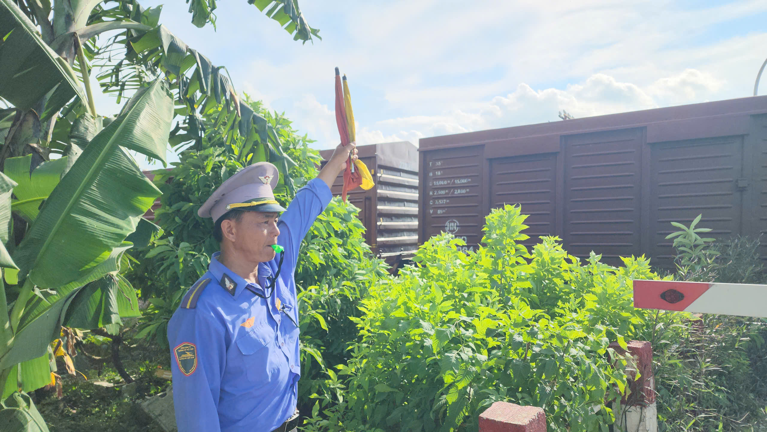 Nhân viên đường sắt dũng cảm cứu người: ‘Tôi có phải siêu nhân đâu mà không sợ’ - Ảnh 2.