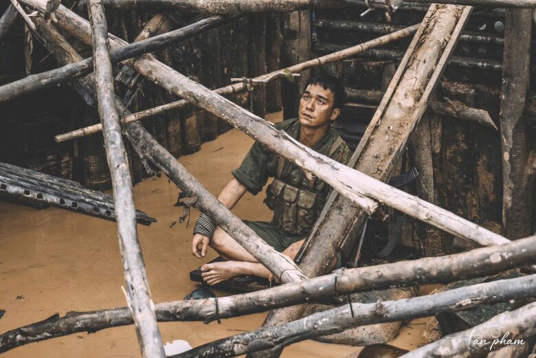 Dàn sao Mưa Đỏ "trượt vai bằng thực lực": Steven Nguyễn và Đỗ Nhật Hoàng suýt đổi vai, 3 người giành giật nam chính đều "tạch" 8 Sự lựa chọn ban đầu của Đỗ Nhật Hoàng là một nhân vật ở phía bên kia chiến tuyến.