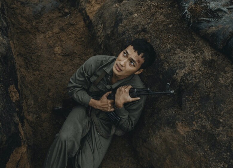 Dàn sao Mưa Đỏ "trượt vai bằng thực lực": Steven Nguyễn và Đỗ Nhật Hoàng suýt đổi vai, 3 người giành giật nam chính đều "tạch" 12 Đạo diễn đã lựa chọn Lâm Thanh Nhã cho vai Bình - nam sinh trường mỹ thuật gác bút nghiên ra trận.