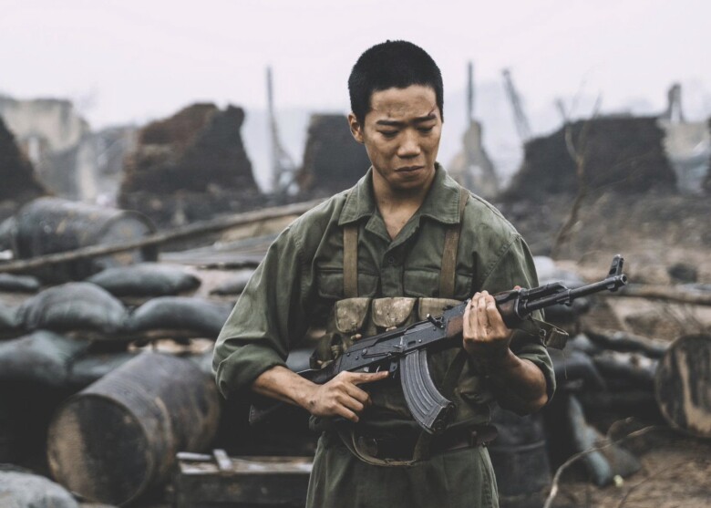 Dàn sao Mưa Đỏ "trượt vai bằng thực lực": Steven Nguyễn và Đỗ Nhật Hoàng suýt đổi vai, 3 người giành giật nam chính đều "tạch" 14 Gia Huy khá trẻ so với vai Sen nên đã được đạo diễn đề nghị thử vai Tấn.