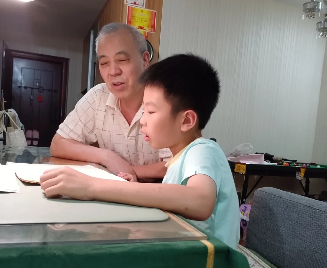 Nghe cháu đích tôn nói 7 từ, ông nội quyết định khăn gói trở về quê ngay trong đêm: Sống không tự do, sống làm gì... - Ảnh 2.