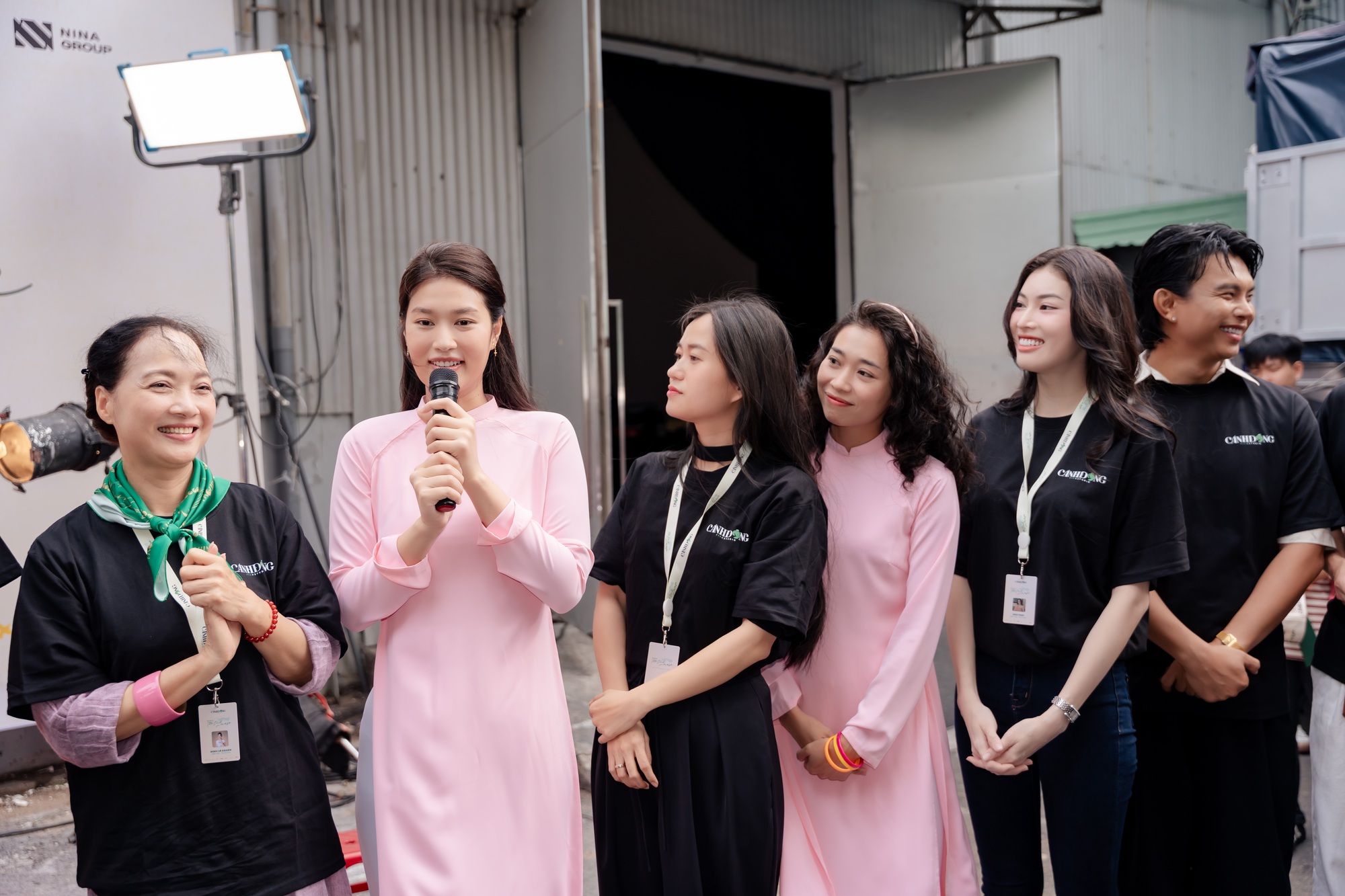 Vbiz mới có 1 cặp đôi visual chấn động: Nhà gái là Hoa hậu đẹp mê tơi, nhà trai đố tìm nổi góc chết - Ảnh 2.