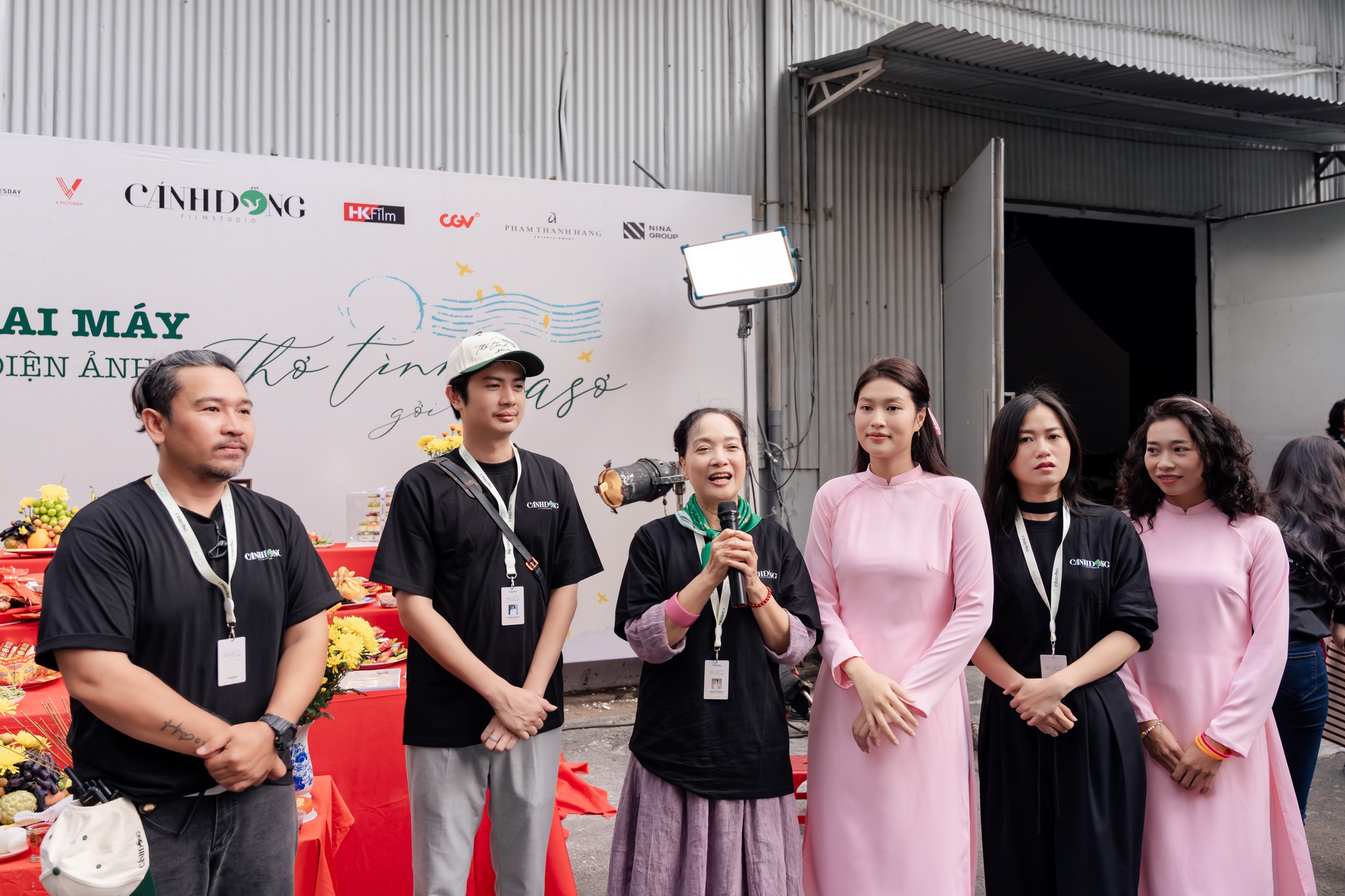 Vbiz mới có 1 cặp đôi visual chấn động: Nhà gái là Hoa hậu đẹp mê tơi, nhà trai đố tìm nổi góc chết - Ảnh 4.