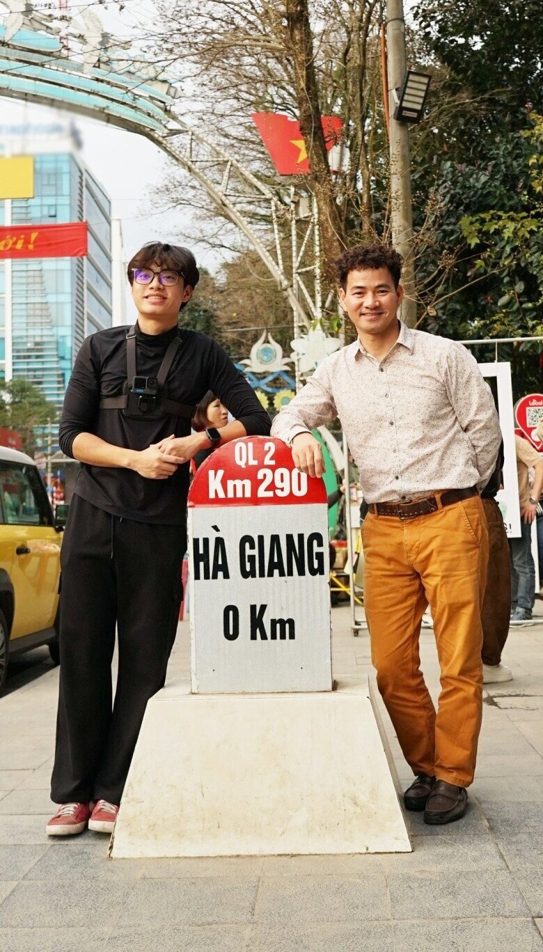 NSND Xuân Bắc khoe con trai đầu lòng "giống bố nhất", quý tử chọn học ở nơi "cũng được" sau khi đỗ 3 trường đại học 4 Có ý kiến cho rằng cậu giống nhân vật Núi trong bộ phim Sóng ở đáy sông - vai diễn do Xuân Bắc đảm nhận.