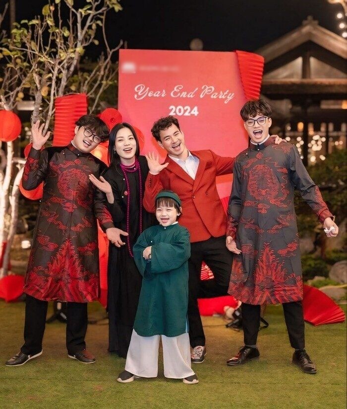 NSND Xuân Bắc khoe con trai đầu lòng "giống bố nhất", quý tử chọn học ở nơi "cũng được" sau khi đỗ 3 trường đại học 8 Vợ chồng Xuân Bắc - Hồng Nhung có 3 con trai.