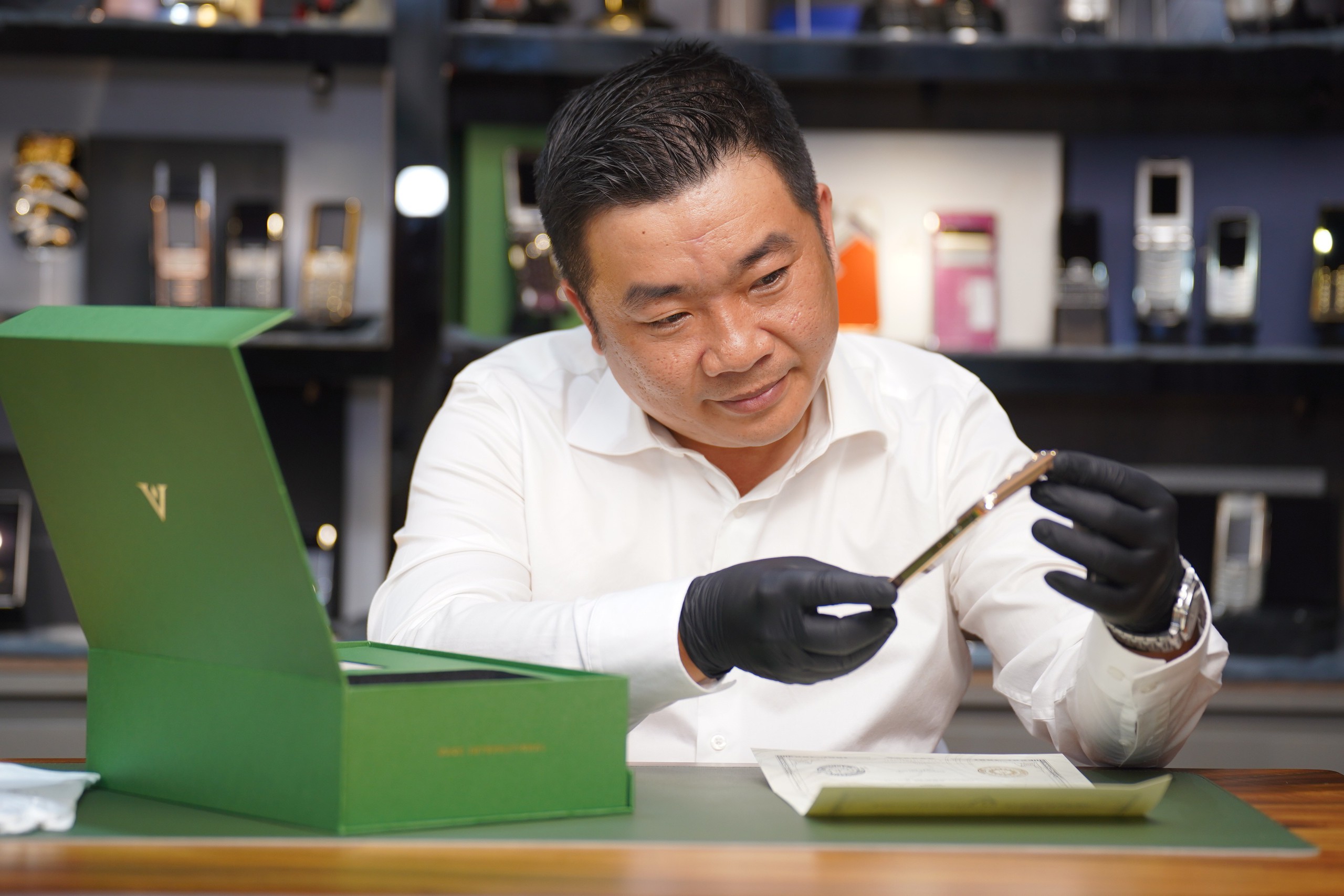 Cận cảnh iPhone 17 Pro Max mạ vàng do người Việt chế tác trong 33 giờ 1 Cận cảnh iPhone 17 Pro Max mạ vàng đầu tiên thế giới do người Việt chế tác trong 33 giờ - Ảnh 1.