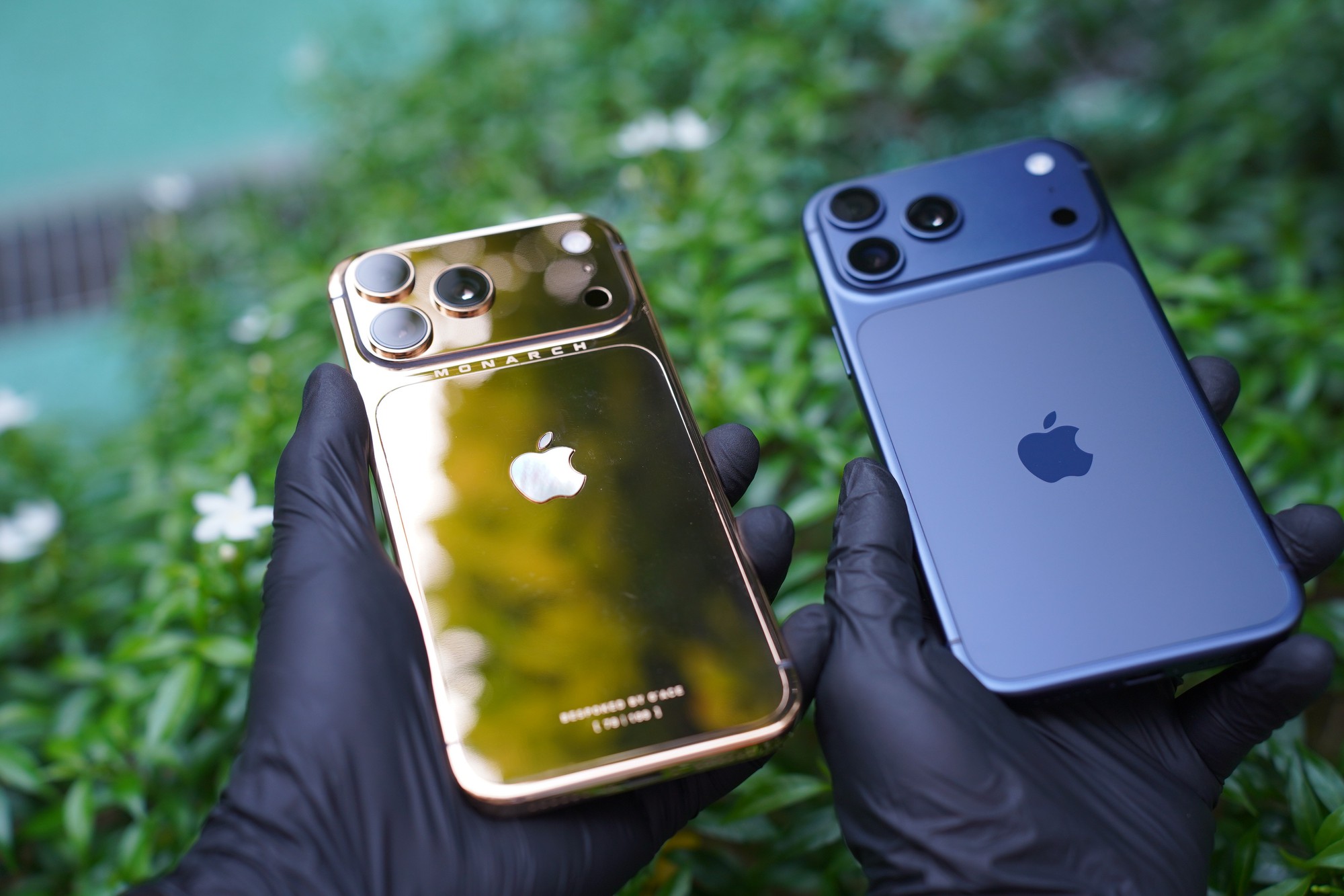 Cận cảnh iPhone 17 Pro Max mạ vàng do người Việt chế tác trong 33 giờ 2 Cận cảnh iPhone 17 Pro Max mạ vàng đầu tiên thế giới do người Việt chế tác trong 33 giờ - Ảnh 2.