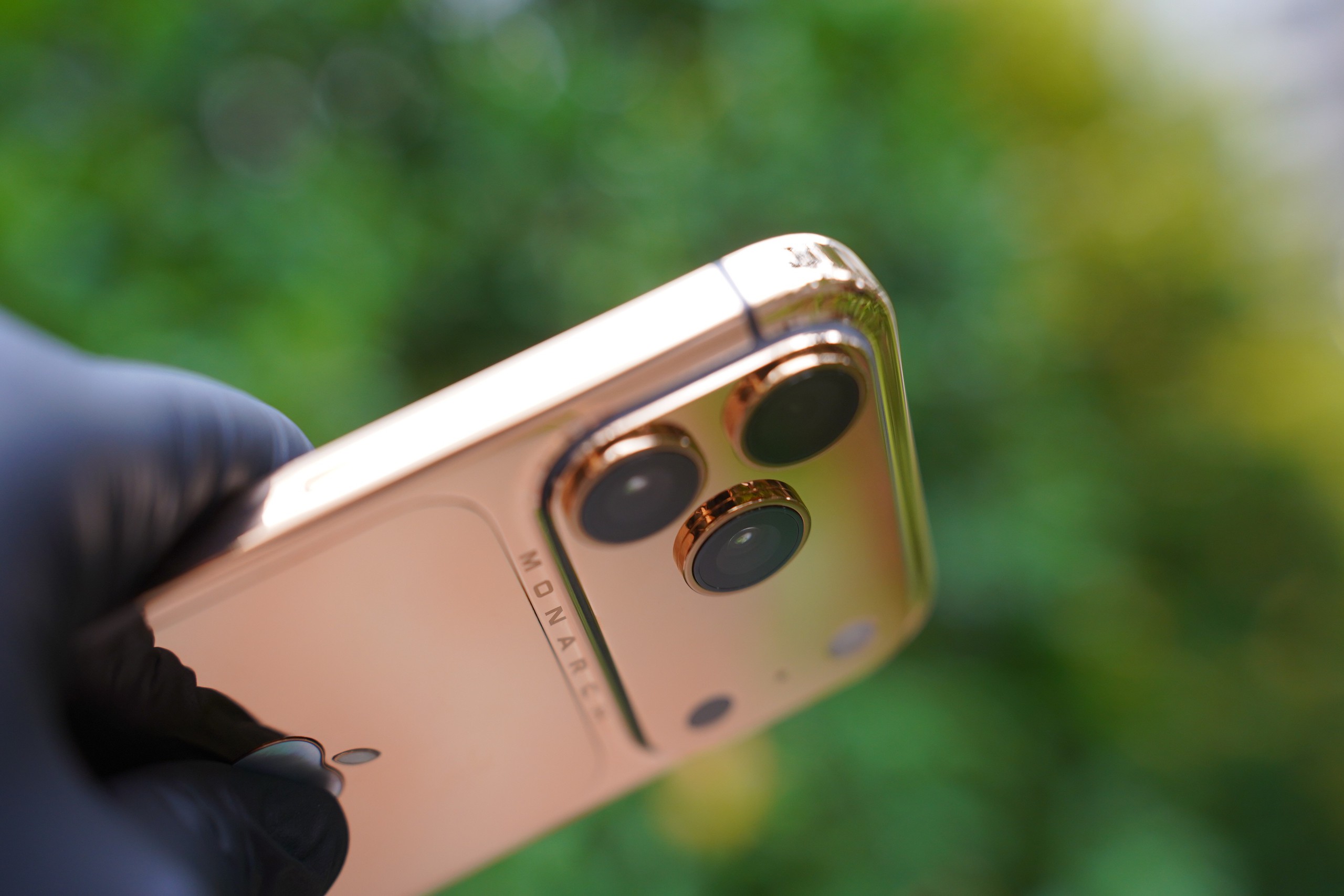 Cận cảnh iPhone 17 Pro Max mạ vàng do người Việt chế tác trong 33 giờ 3 Cận cảnh iPhone 17 Pro Max mạ vàng đầu tiên thế giới do người Việt chế tác trong 33 giờ - Ảnh 3.