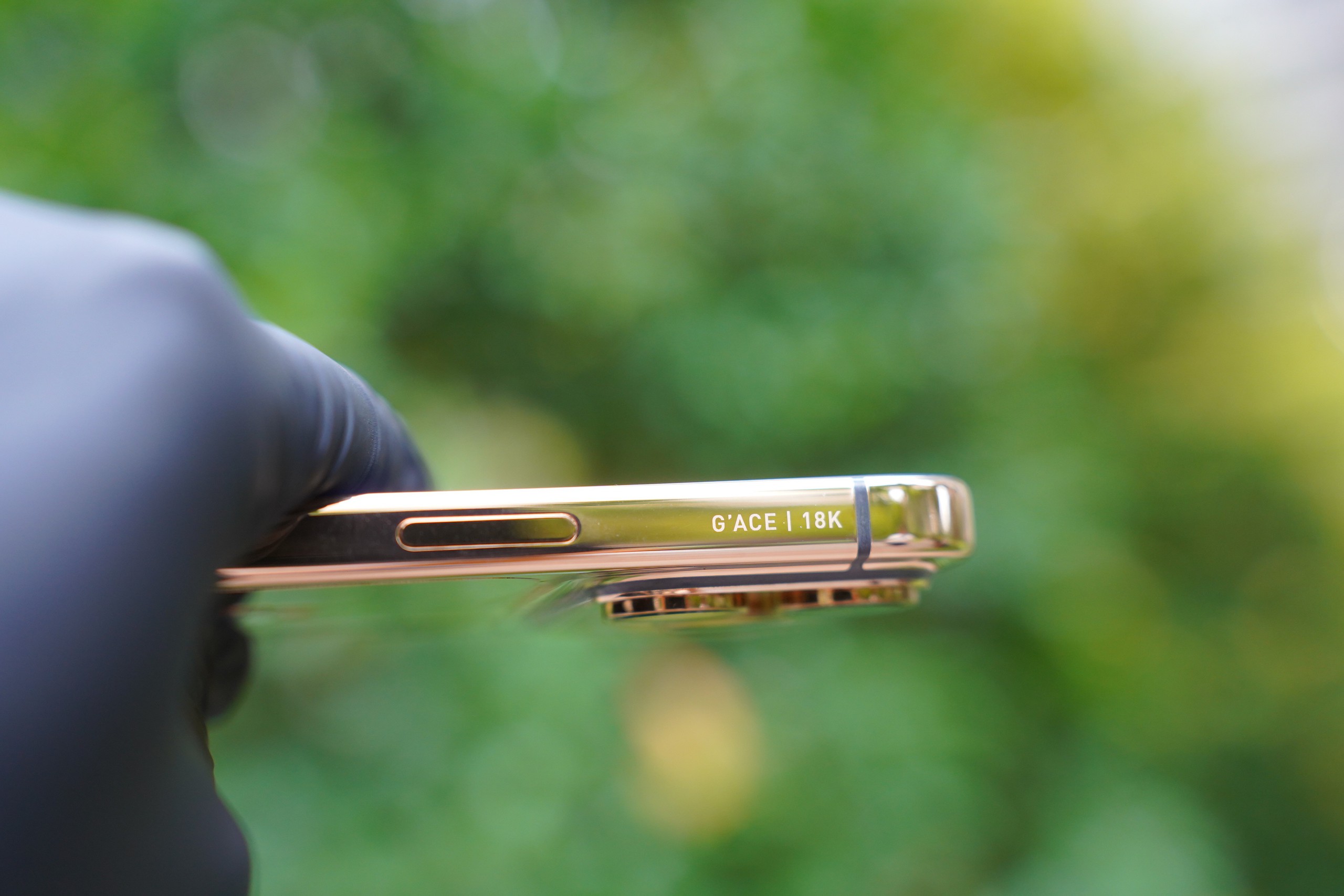 Cận cảnh iPhone 17 Pro Max mạ vàng do người Việt chế tác trong 33 giờ 4 Cận cảnh iPhone 17 Pro Max mạ vàng đầu tiên thế giới do người Việt chế tác trong 33 giờ - Ảnh 4.