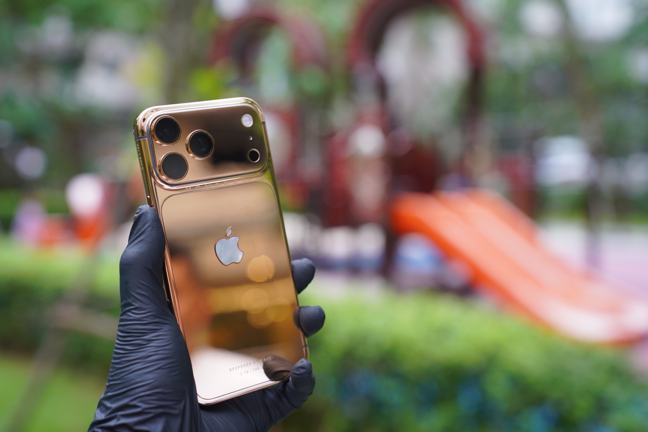 Cận cảnh iPhone 17 Pro Max mạ vàng do người Việt chế tác trong 33 giờ 5 Cận cảnh iPhone 17 Pro Max mạ vàng đầu tiên thế giới do người Việt chế tác trong 33 giờ - Ảnh 5.