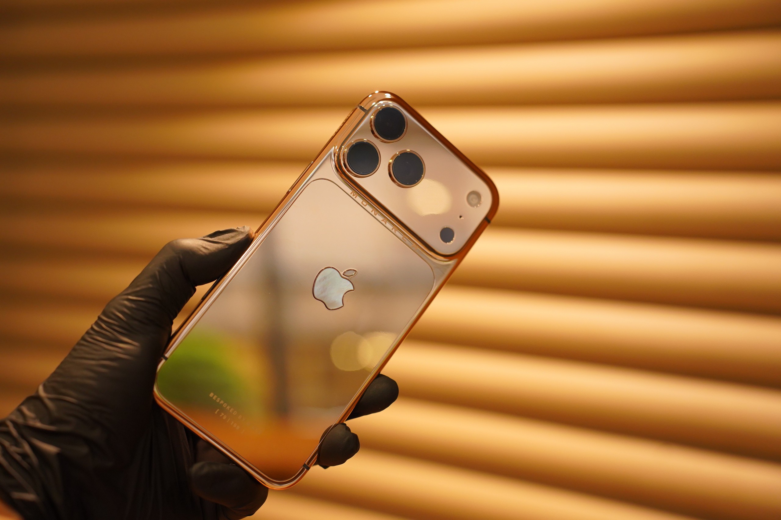 Cận cảnh iPhone 17 Pro Max mạ vàng do người Việt chế tác trong 33 giờ 6 Cận cảnh iPhone 17 Pro Max mạ vàng đầu tiên thế giới do người Việt chế tác trong 33 giờ - Ảnh 6.