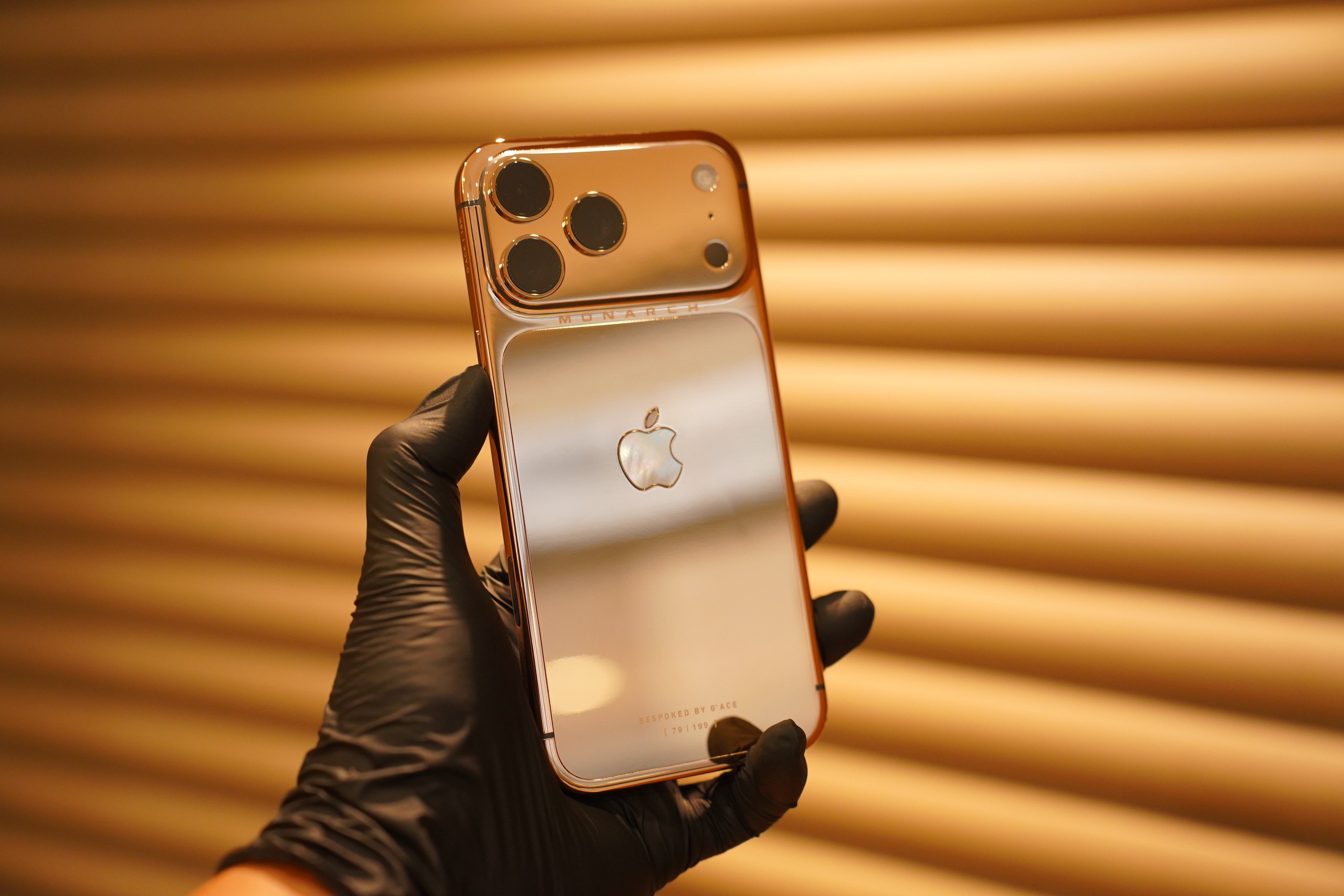 Cận cảnh iPhone 17 Pro Max mạ vàng do người Việt chế tác trong 33 giờ 7 Cận cảnh iPhone 17 Pro Max mạ vàng đầu tiên thế giới do người Việt chế tác trong 33 giờ - Ảnh 7.