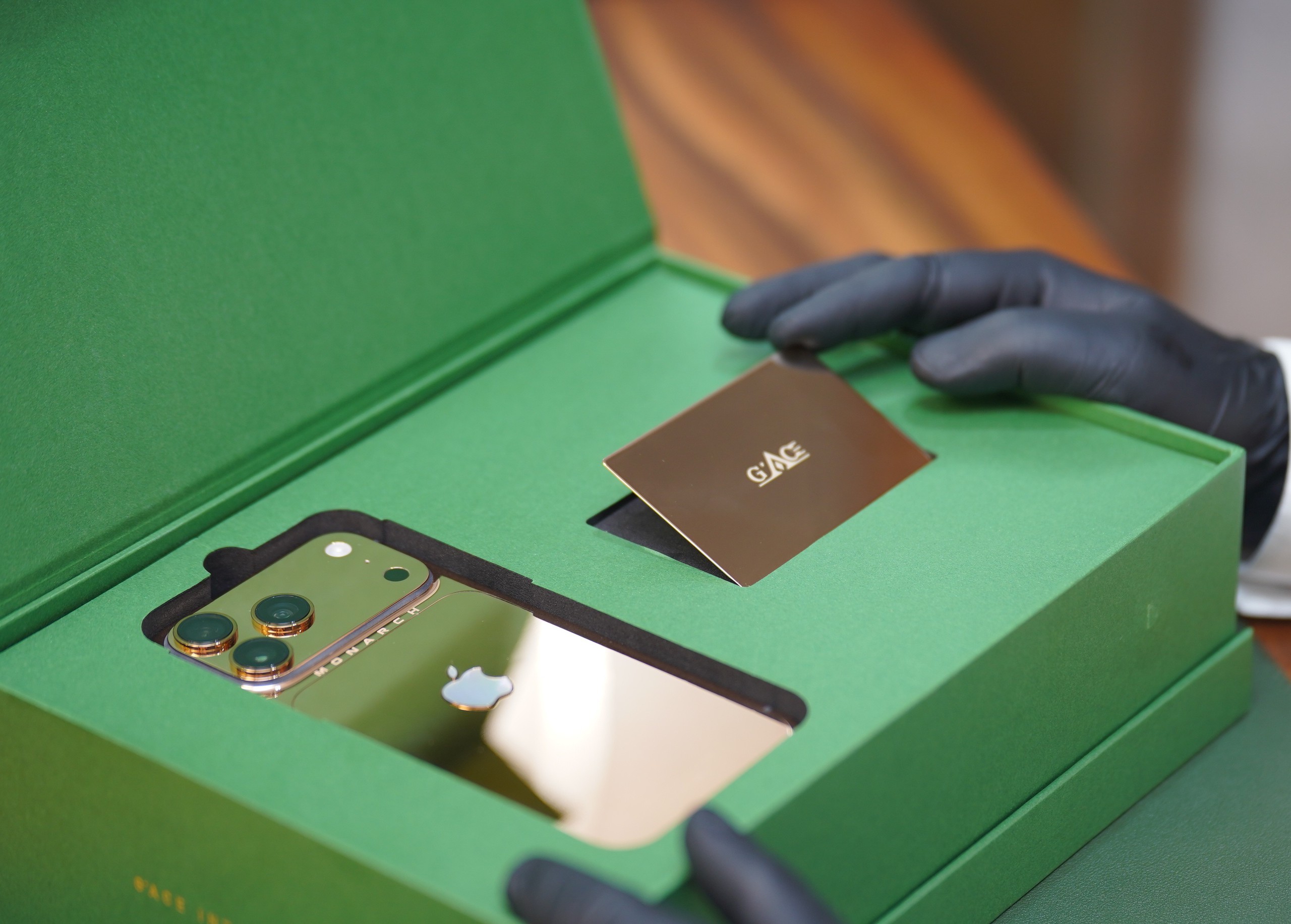 Cận cảnh iPhone 17 Pro Max mạ vàng do người Việt chế tác trong 33 giờ 9 Cận cảnh iPhone 17 Pro Max mạ vàng đầu tiên thế giới do người Việt chế tác trong 33 giờ - Ảnh 9.