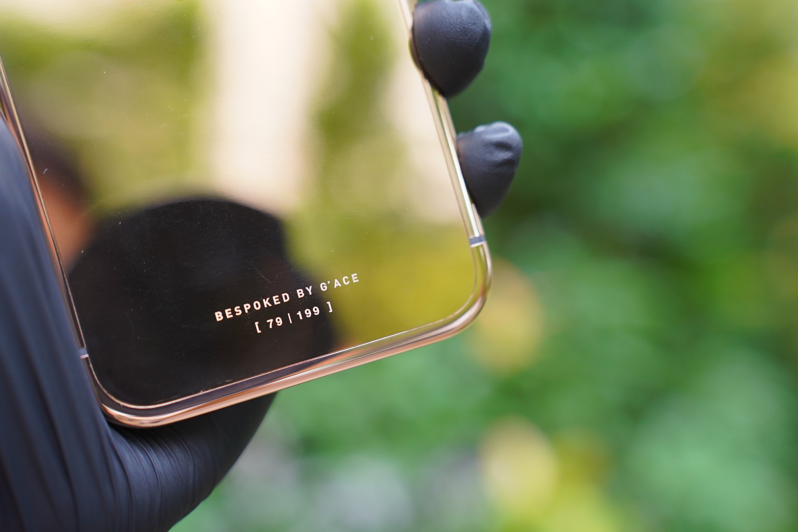 Cận cảnh iPhone 17 Pro Max mạ vàng do người Việt chế tác trong 33 giờ 8 Cận cảnh iPhone 17 Pro Max mạ vàng đầu tiên thế giới do người Việt chế tác trong 33 giờ - Ảnh 8.