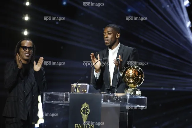 Ronaldinho trao giải Quả bóng vàng cho Dembele. Ảnh: EPA. dembele-danh-bai-yamal-de-gianh-qua-bong-vang (1).jpg