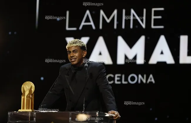 Yamal lần thứ 2 liên tiếp đoạt giải thưởng Cầu thủ trẻ (dưới 21 tuổi) xuất sắc nhất. Ảnh: EPA. dembele-danh-bai-yamal-de-gianh-qua-bong-vang (4).jpg