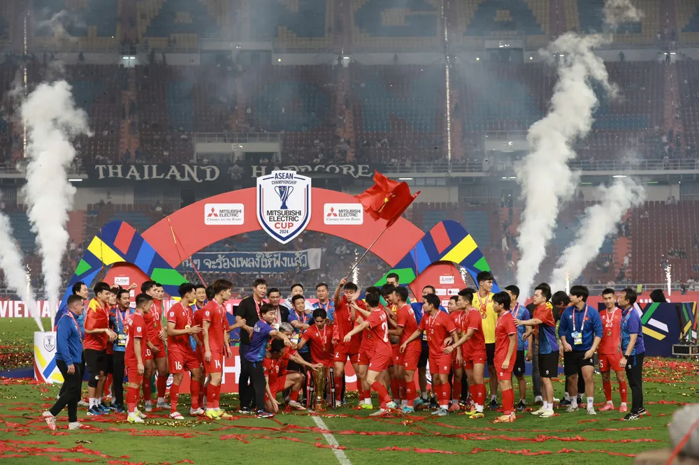 Thầy trò HLV Kim Sang-sik đăng quang AFF Cup 2024. Ảnh: CCT. Đội tuyển Việt Nam
