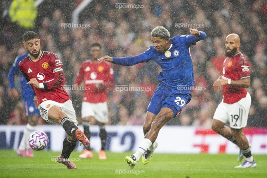 MU chỉ nghĩ đến việc sống sót trong hiệp 2 trước Chelsea. ẢNH: EPA MU chỉ nghĩ đến việc sống sót,MU