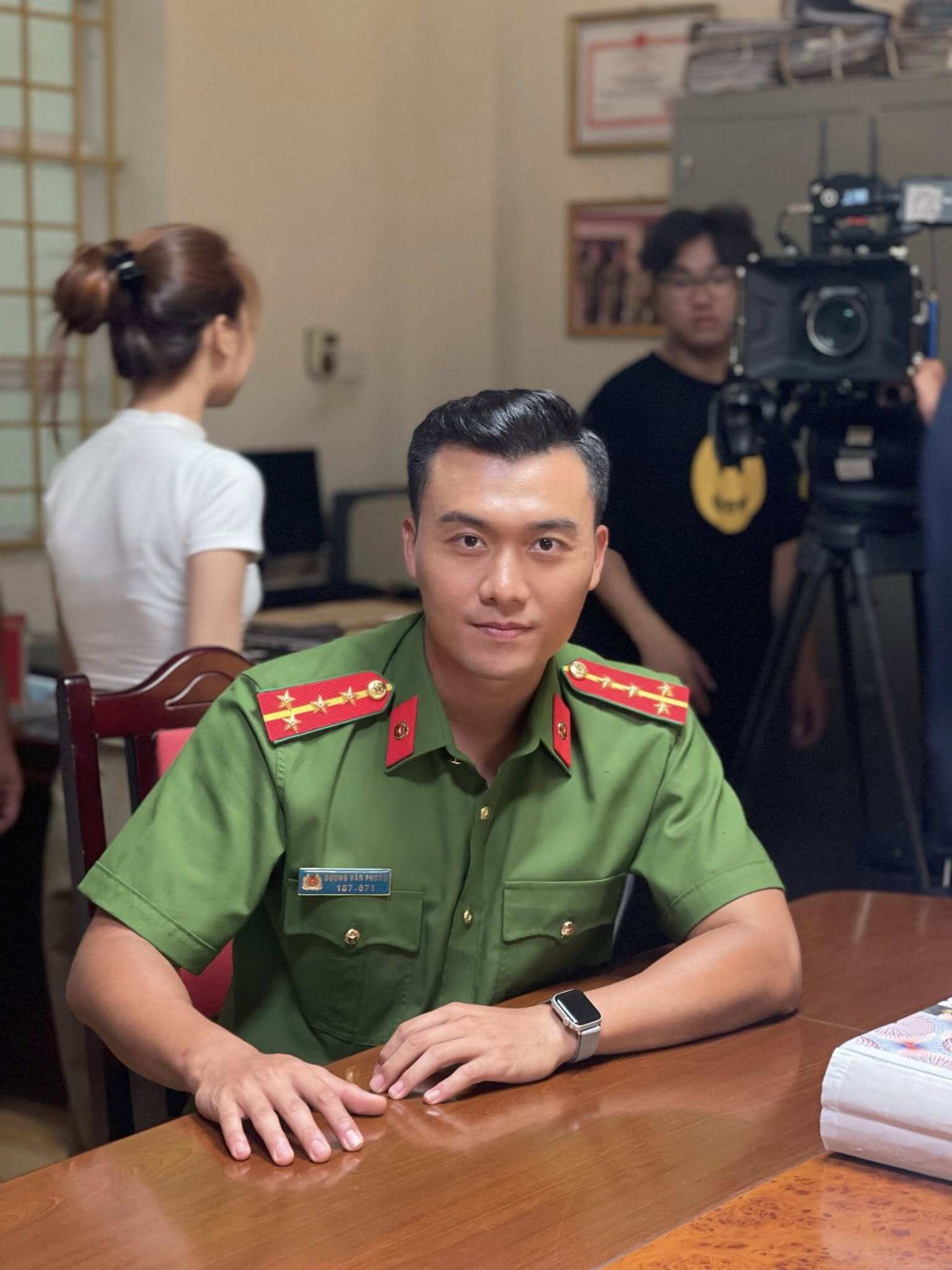 Xuân Phúc nhiều lần vào vai công an khiến bố vợ có thiện cảm hơn.