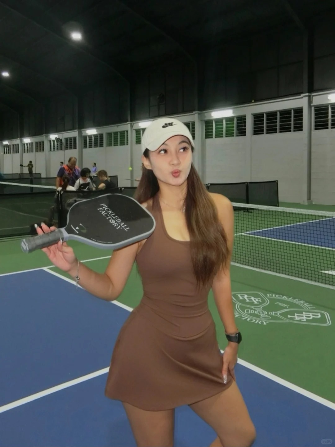 Pickleball girl mặc gì cho chuẩn? Một bên mê váy ngắn mát mẻ, một bên trung thành đồ dài tay - Ảnh 2.