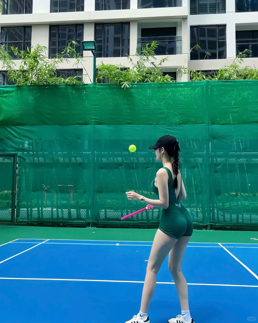 Pickleball girl mặc gì cho chuẩn? Một bên mê váy ngắn mát mẻ, một bên trung thành đồ dài tay - Ảnh 6.