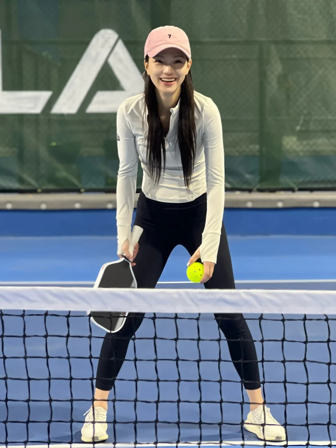 Pickleball girl mặc gì cho chuẩn? Một bên mê váy ngắn mát mẻ, một bên trung thành đồ dài tay - Ảnh 11.