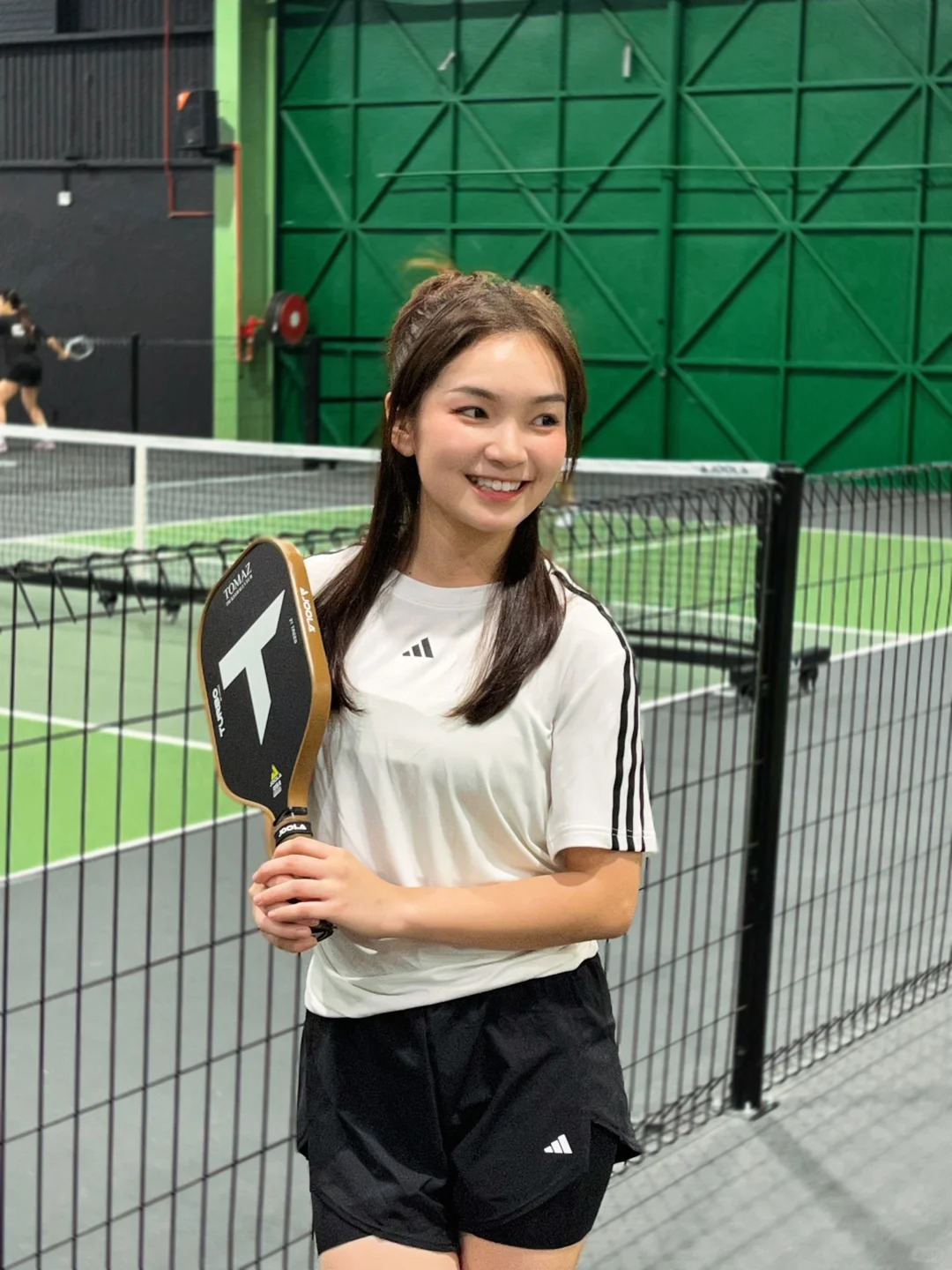 Pickleball girl mặc gì cho chuẩn? Một bên mê váy ngắn mát mẻ, một bên trung thành đồ dài tay - Ảnh 12.