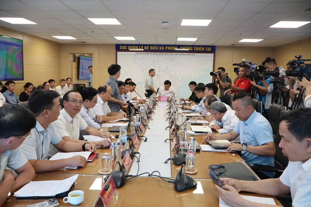 Cuộc họp do Thứ trưởng Bộ Nông nghiệp và Môi trường Nguyễn Hoàng Hiệp chủ trì. siêu bão Rgasa..jpg