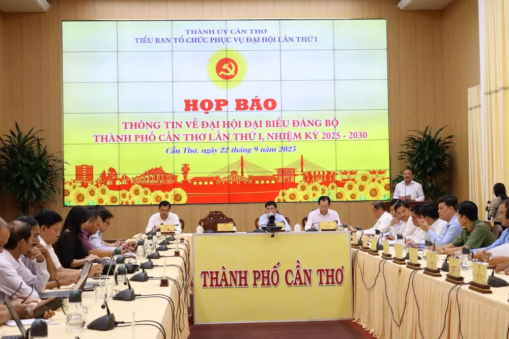 Quang cảnh buổi họp báo. Ảnh: NHẪN NAM tp-can-tho-hop-bao-dai-hoi-dang-1.jpg