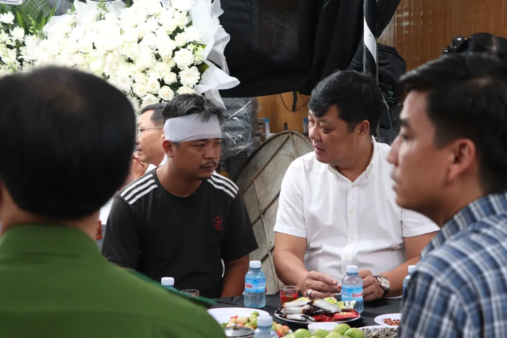 Đại tá Nguyễn Đình Dương, Phó Giám đốc Công an TP.HCM, cùng lãnh đạo các phòng thuộc Công an TP.HCM cũng đến thăm hỏi, động viên gia đình các nạn nhân. Ảnh: LÊ ÁNH 3-me-con-6-1284-731.jpg