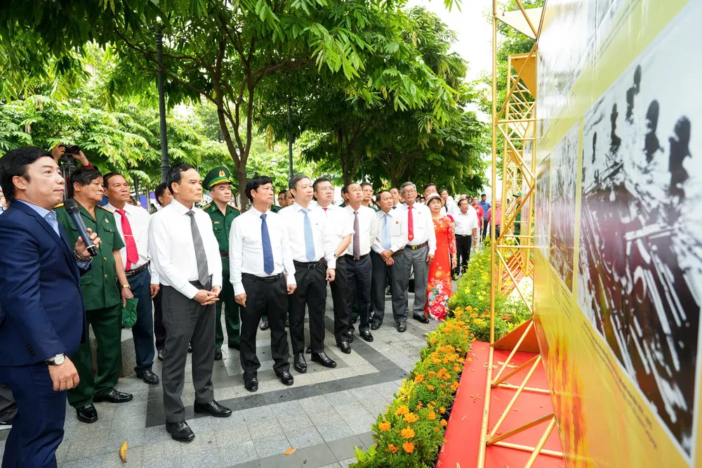 Lãnh đạo TP.HCM tham quan triển lãm ảnh. Ảnh: BẢO PHƯƠNG nam-bo-khang-chien-3.jpg