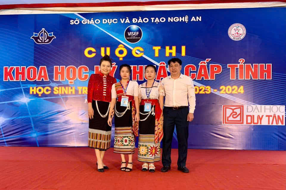 Người thầy ươm mầm, giữ lửa vùng cao 5 Người thầy ươm mầm, giữ lửa vùng cao - Ảnh 5.