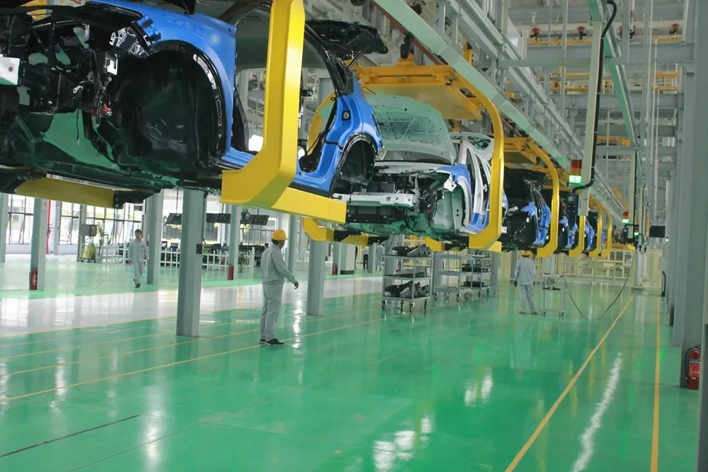 Nếu quy định được áp dụng, từ 2030 doanh nghiệp phải vừa nhập khẩu xe xăng dầu và xe điện để mức tiêu hao nhiên liệu đáp ứng được quy định. Ảnh: V.LONG Tiêu thụ nhiên liệu.jpg