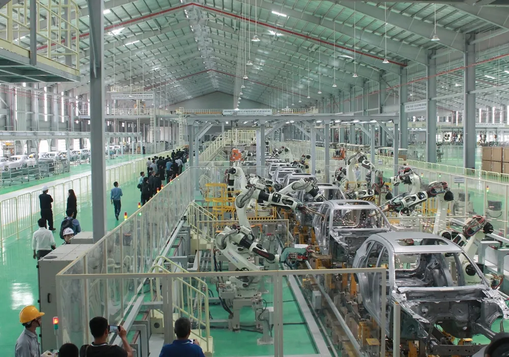 Việt Nam tiến tới dừng sản xuất, nhập khẩu ô tô xăng dầu. Ảnh: V.LONG nhập khẩu ô tô