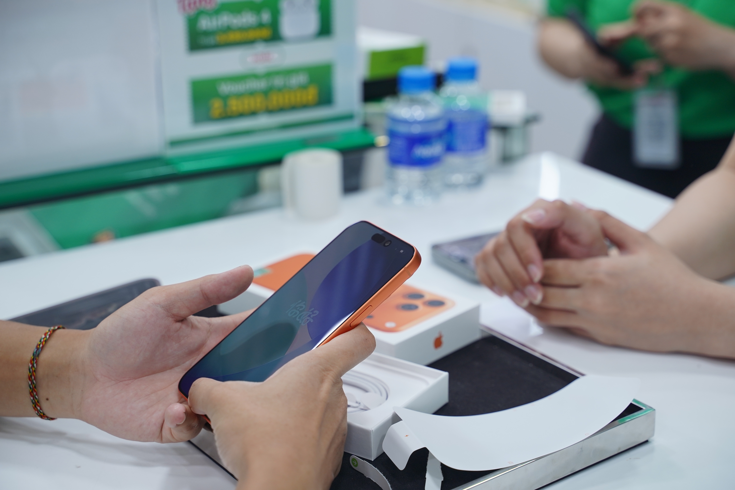 Cận cảnh "đập hộp" iPhone 17 Pro Max tại TP HCM 2 VIDEO