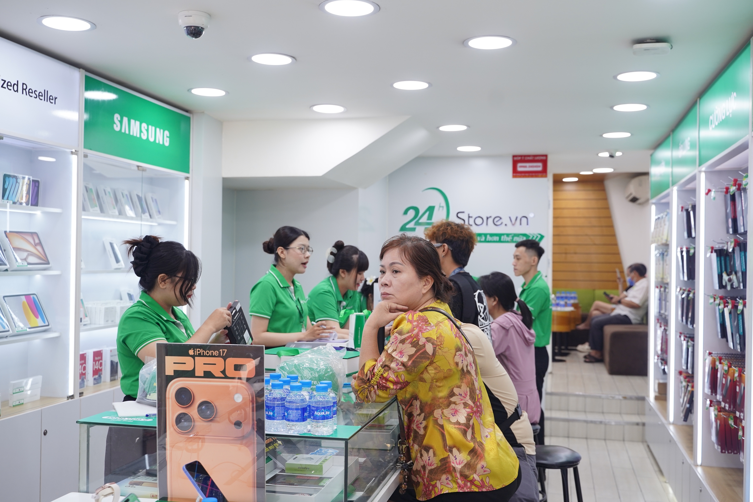 Cận cảnh "đập hộp" iPhone 17 Pro Max tại TP HCM 3 VIDEO